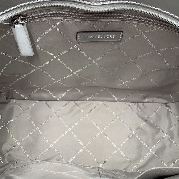 MICHAEL KORS JET SET LARGE X CHAIN SHOULDER TOTE SILVER SIGNATURE COLOR - Picture 13 of 16